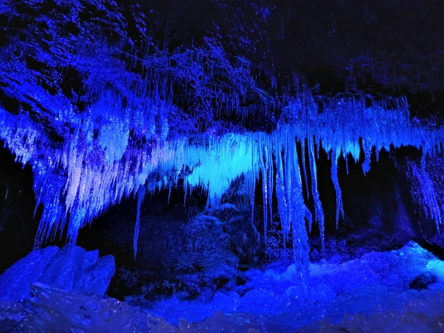 鳴沢洞穴の氷柱