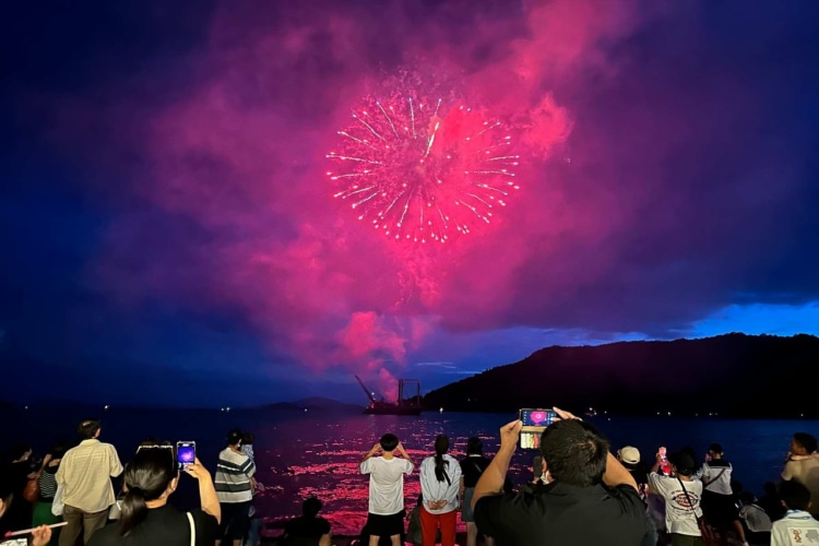 海に写る花火