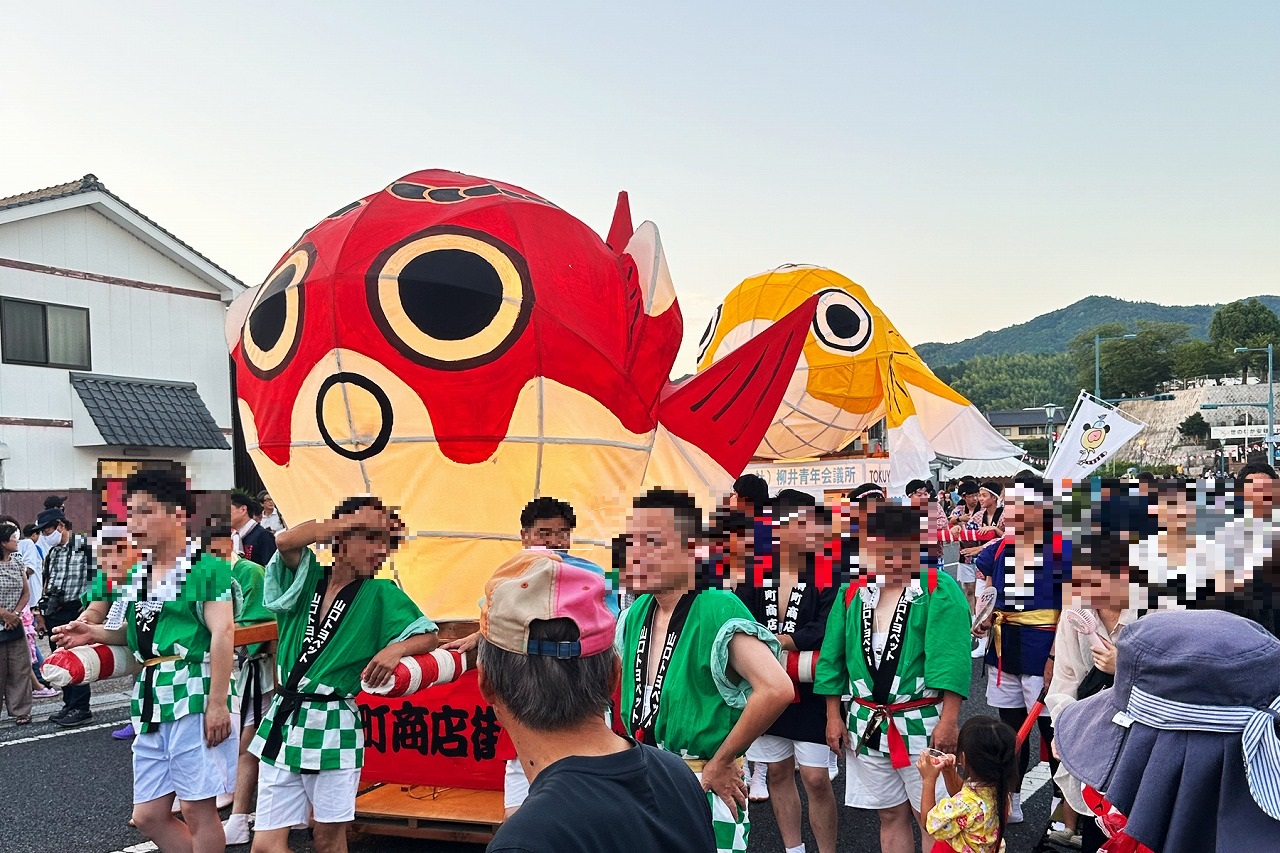 金魚ねぶたの行列