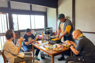 写真:ご近所さんと土間で飲み会。幸せを感じる笠岡市の古民家暮らし