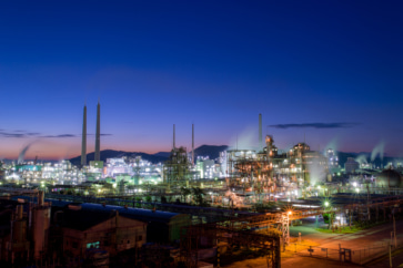 写真：幻想的な美しさ。瀬戸内に映える周南市の工場夜景ツアーが人気