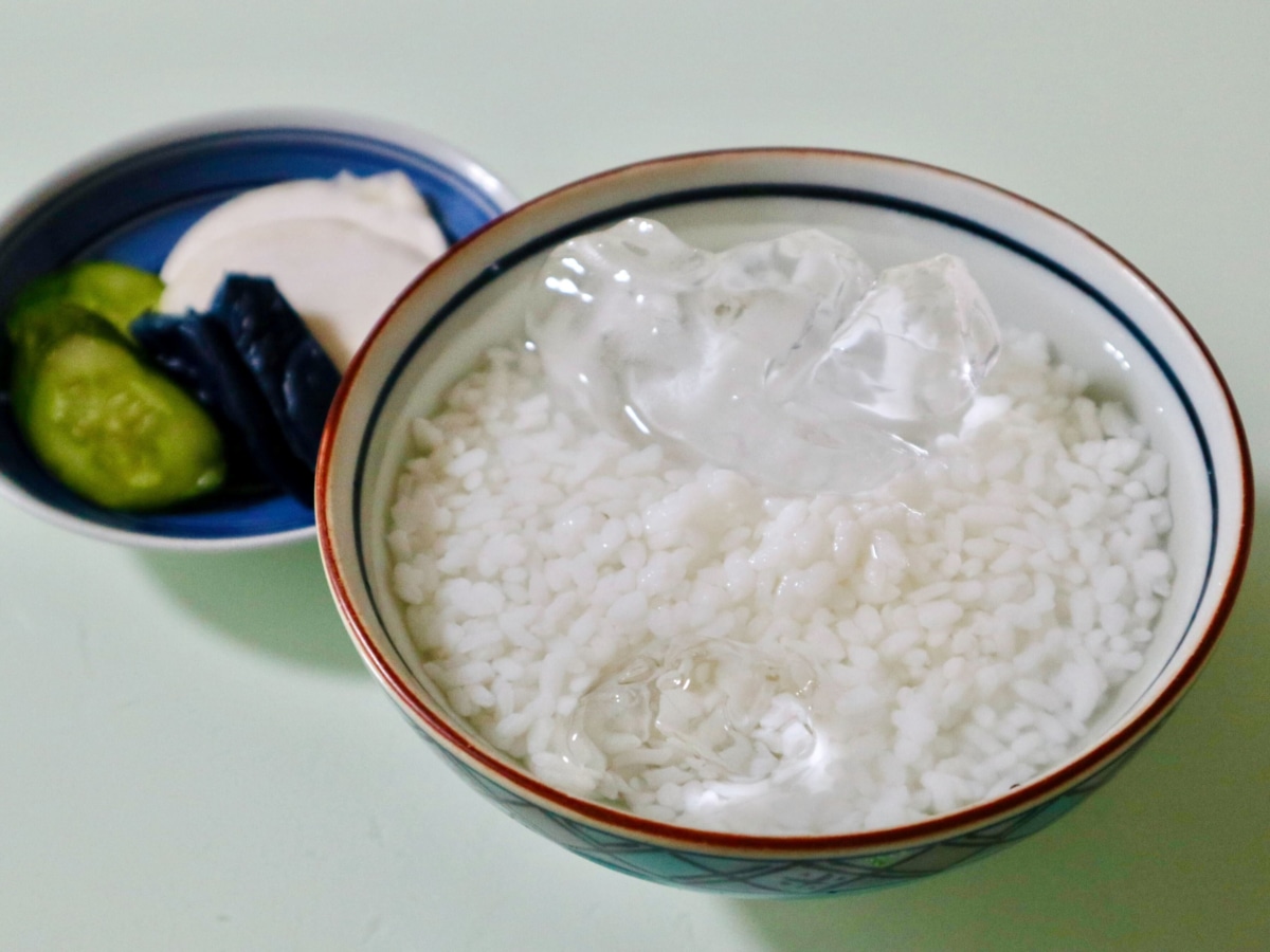 ごはんに氷水をかけて食べる