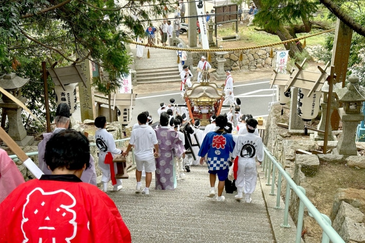 神社から海に向かう神輿
