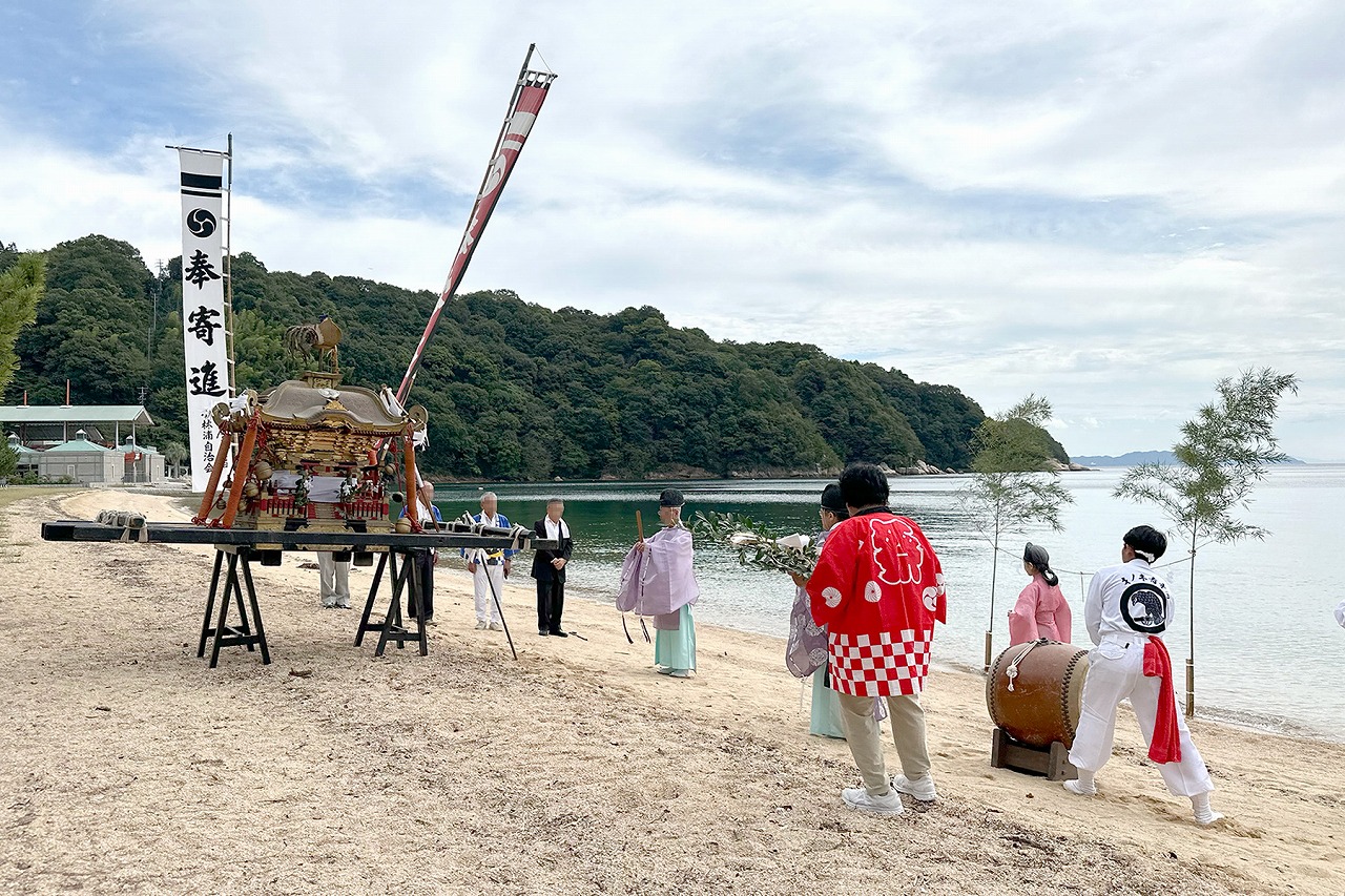 桂浜での神事の様子