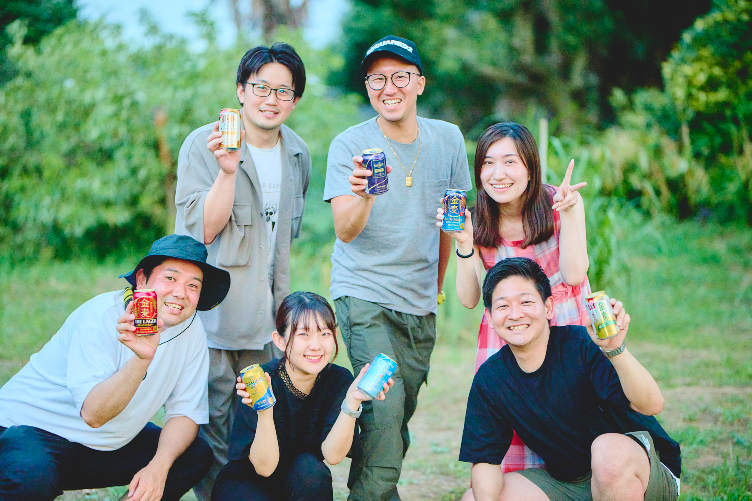 千代田町で生産されたサントリーのビールを持つ人たち