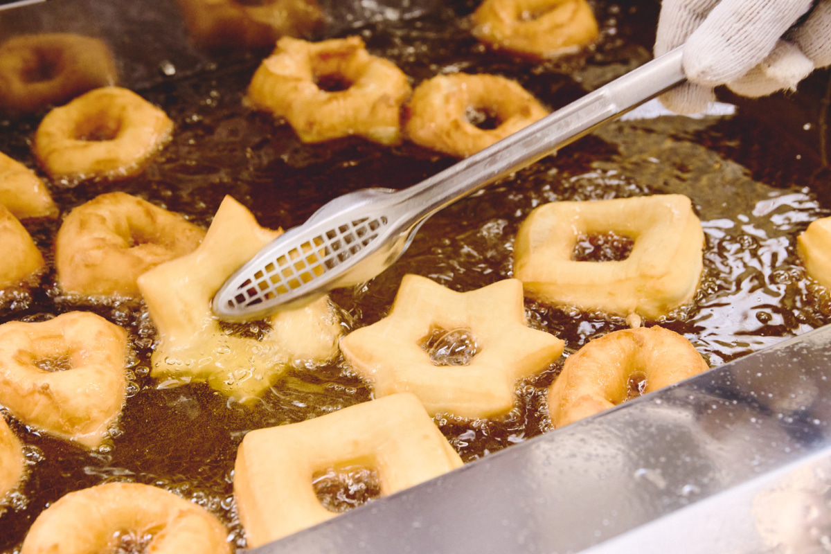 ドーナツを揚げているところ