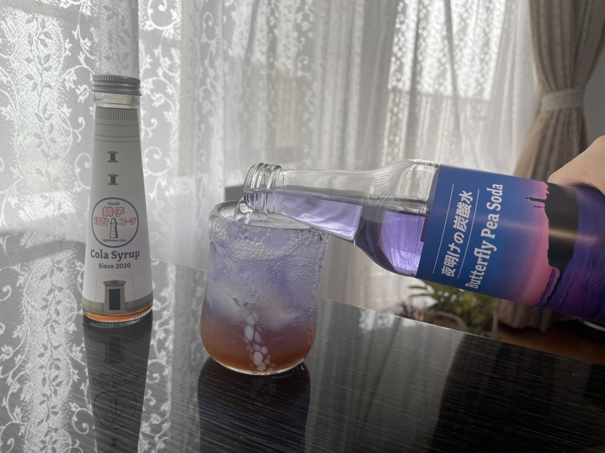 炭酸を注いで…