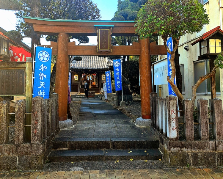 鳥居越しの味噌天神