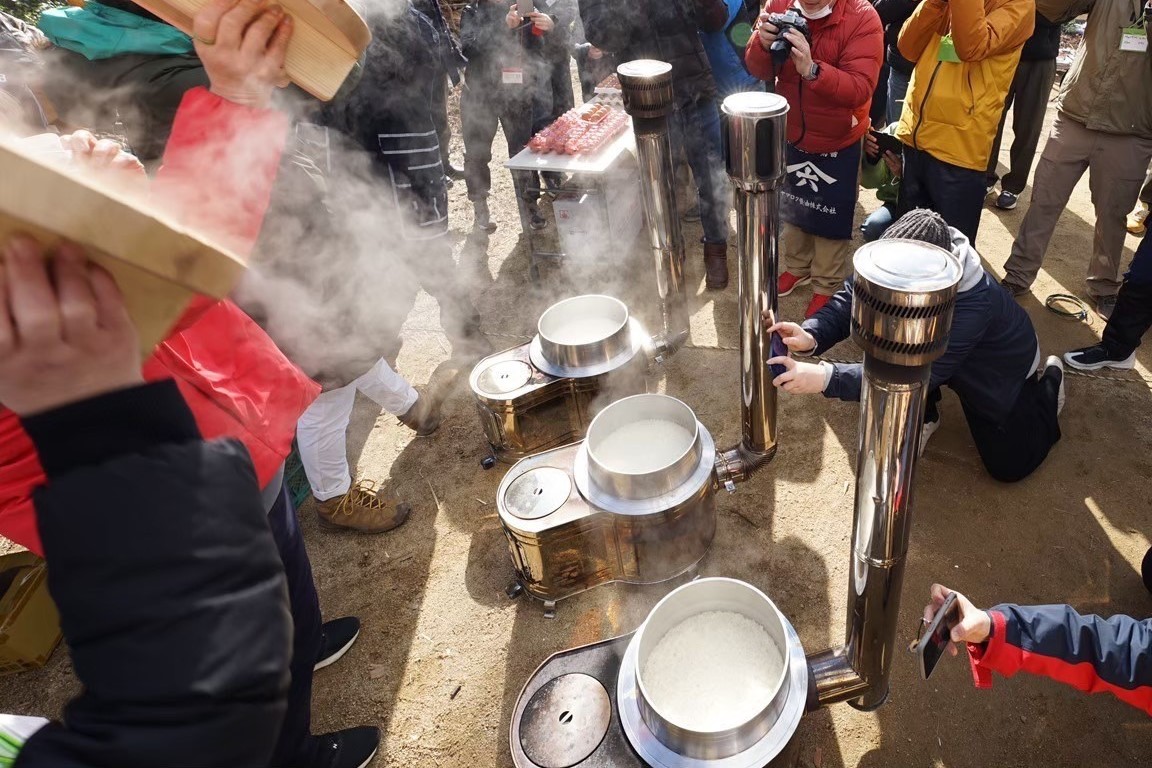 羽釜のごはんが炊き上がり
