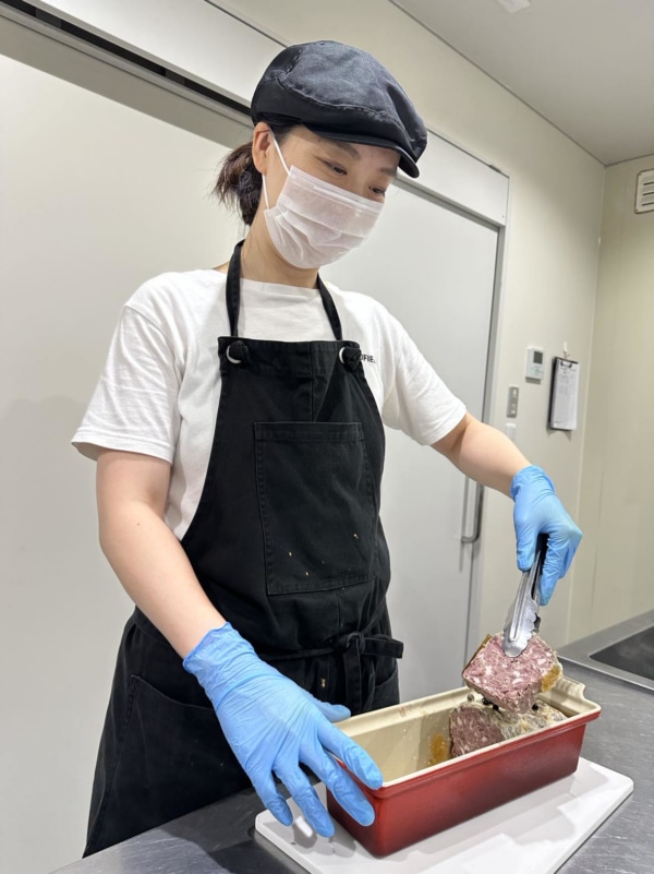 加工中のスタッフ