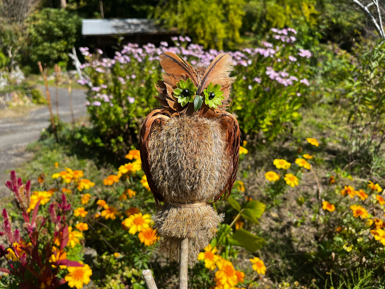 くちばしは南天の葉っぱ