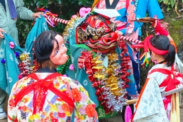 写真:きらびやかな獅子舞が楽しい。移住した呉市倉橋島で「鞴祭り」に参加