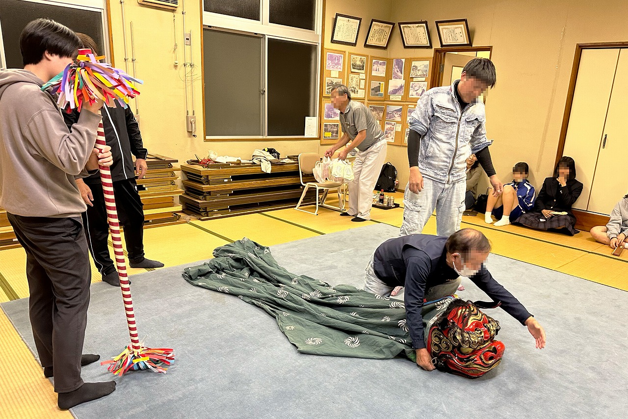 獅子の舞を指導