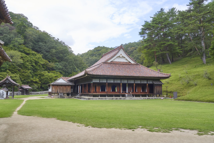 備前焼瓦の大屋根が特徴的な国宝「講堂」