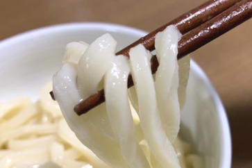 写真:後戻りできなくなるコシとうまさ。香川県「究極のさぬきうどん」をお試し
