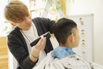 写真：発達障害の子も笑顔で散髪。子どもに寄り添う「スマイルカット」の取り組み