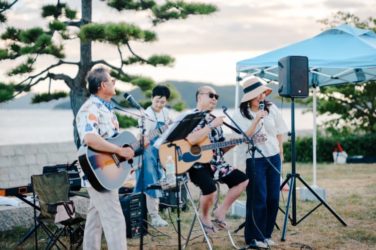写真：音楽とお酒で人の輪を。倉敷市地域おこし協力隊の女性が行うイベント