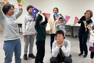 写真:まねすることで外国語に親しむ。多言語を楽しむヒッポファミリークラブ