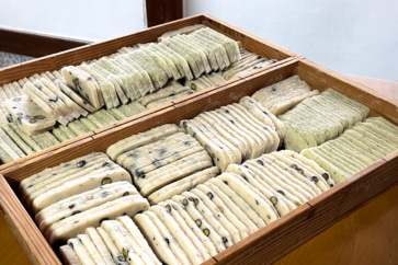 写真：豆もちをつくり、鶏の産卵が始まる。安芸高田市の里山の春の訪れ