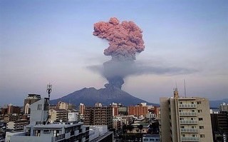 噴火している桜島