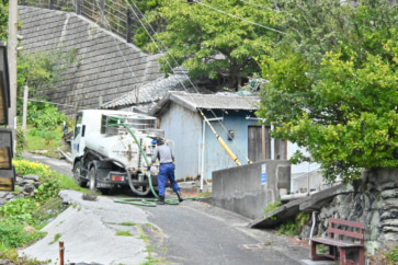 写真:人口11人、大分県深島のゴミは週2回船で収集。下水道は今もなし
