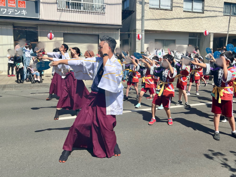 子供甚句パレードの先導をする夫