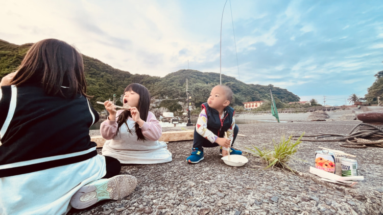 子どもたちと海で遊ぶ