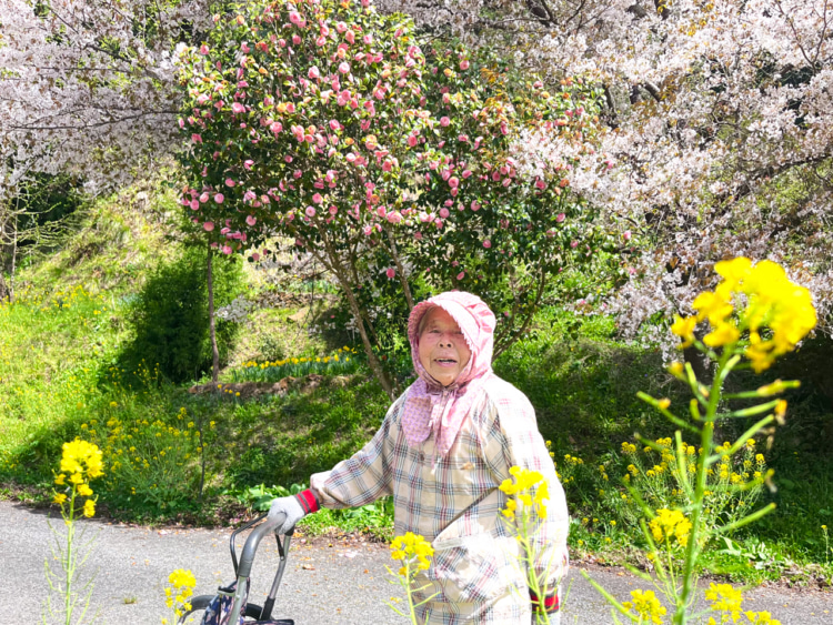 山桜を前にうれしそうなおばあちゃん