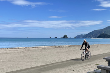 写真:福井県高浜町の「若狭湾サイクリングルート」透明度抜群のビーチを走る
