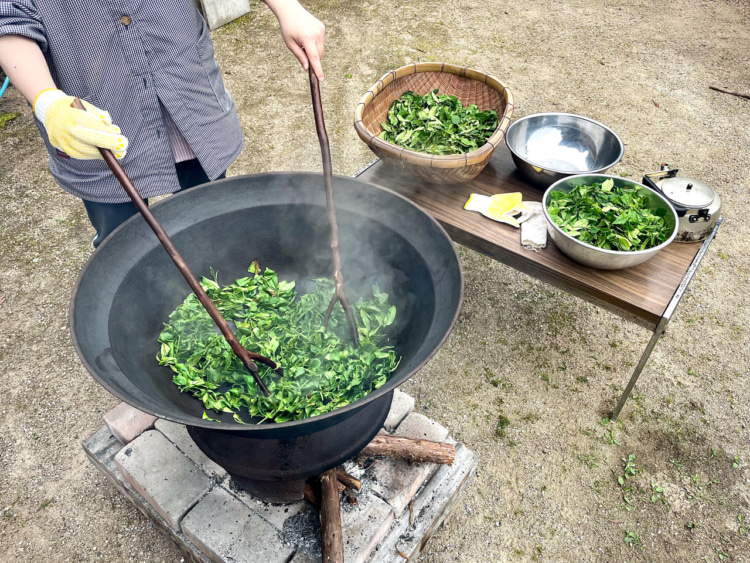 大釜で炒る作業