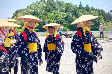 写真:安芸高田の伝統行事「花田植え」で豊穣祈願。新茶摘みもスタート