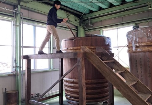 醤油蔵の中の木桶