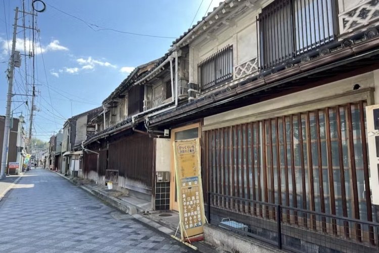 ノスタルジックな雰囲気の商店街の風景