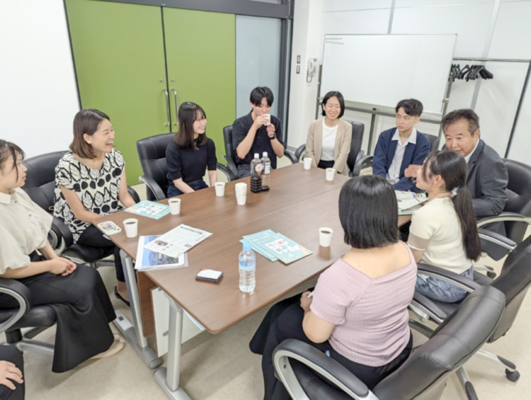 交流会で談笑する学生たち