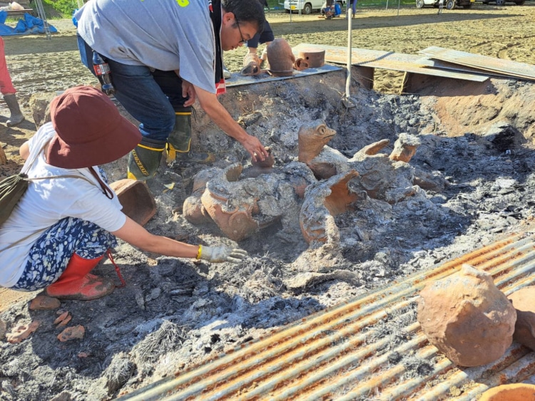 焼き上がりを取り出す様子