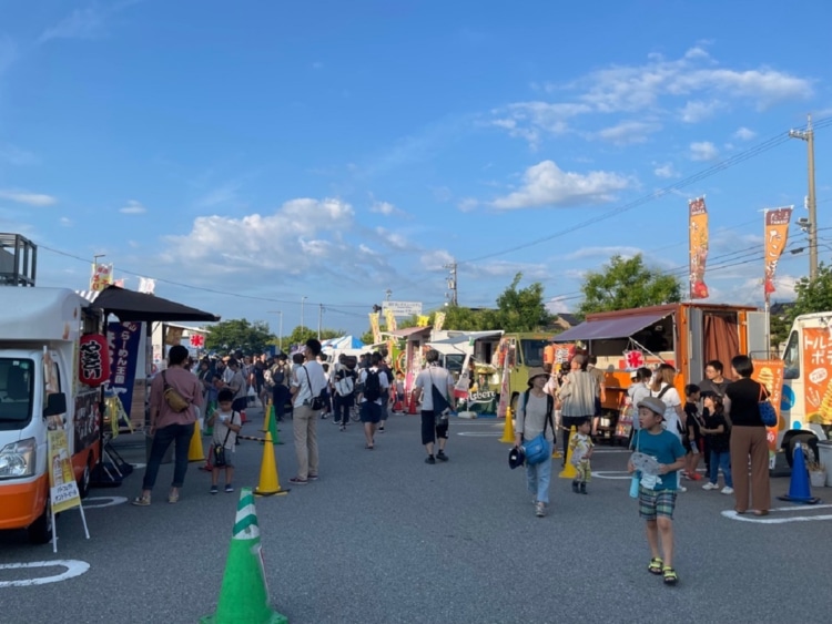 お祭り会場に並ぶキッチンカー