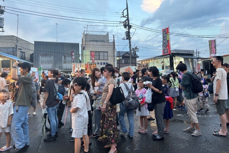 駅周辺の会場で人が多く集まっている