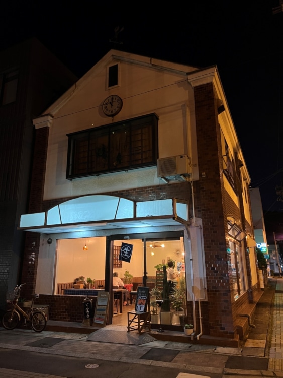 店内に明るい光の灯る夜のお店の様子