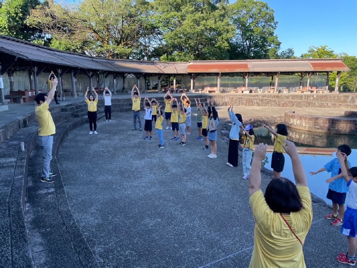 ラジオ体操をする子どもたち