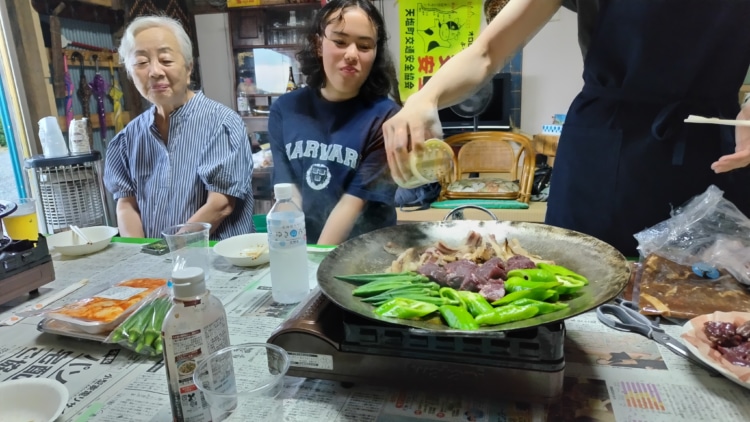 旅館でエゾシカのバーベキューを囲むクロエ