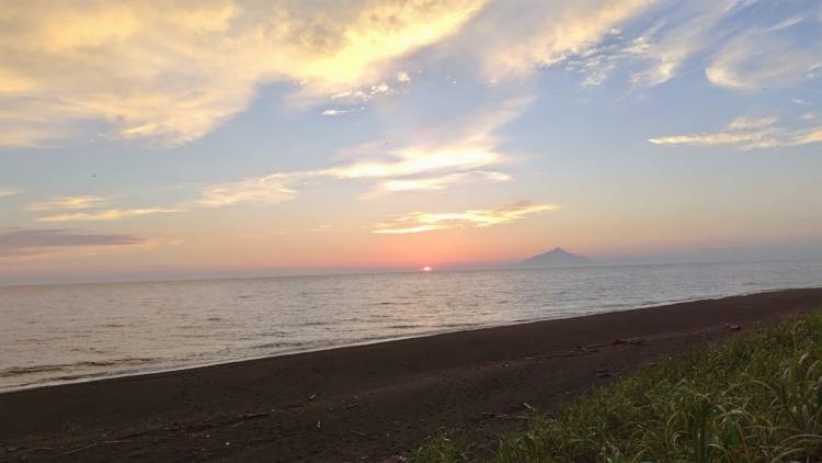 水平線に沈む寸前の夕日