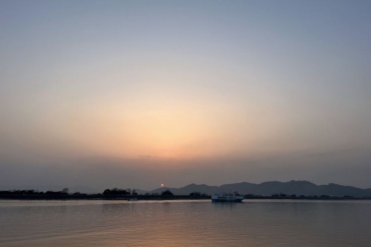 瀬戸内海を走る船と夕日