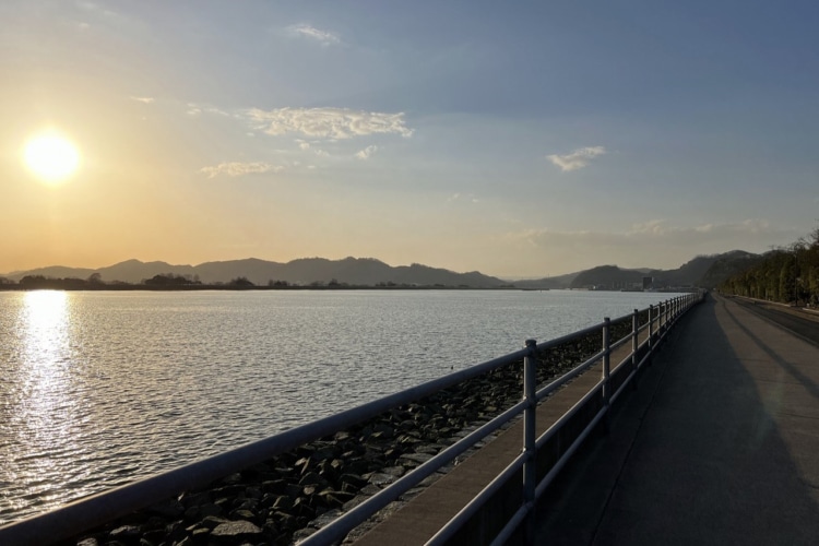 遊歩道と夕景の瀬戸内海