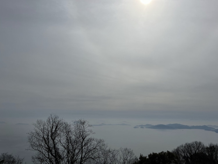 遠く笠岡諸島に靄がかかっている幻想的な風景