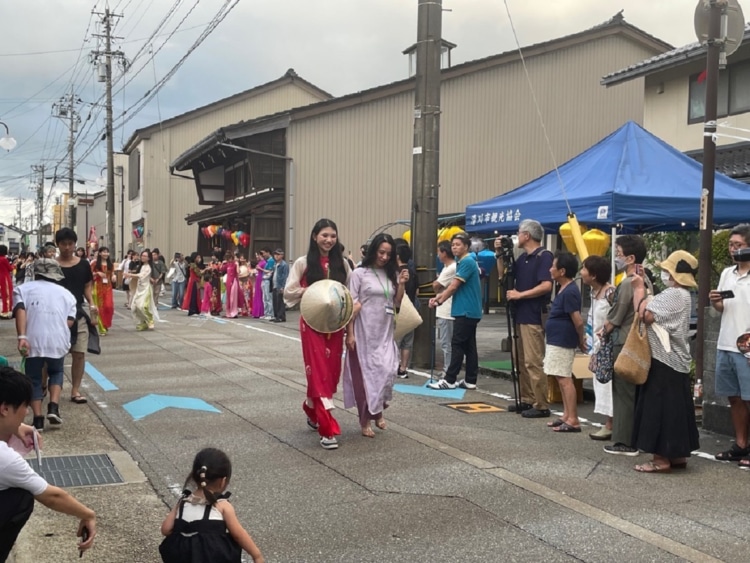 アオザイを着て歩く女性