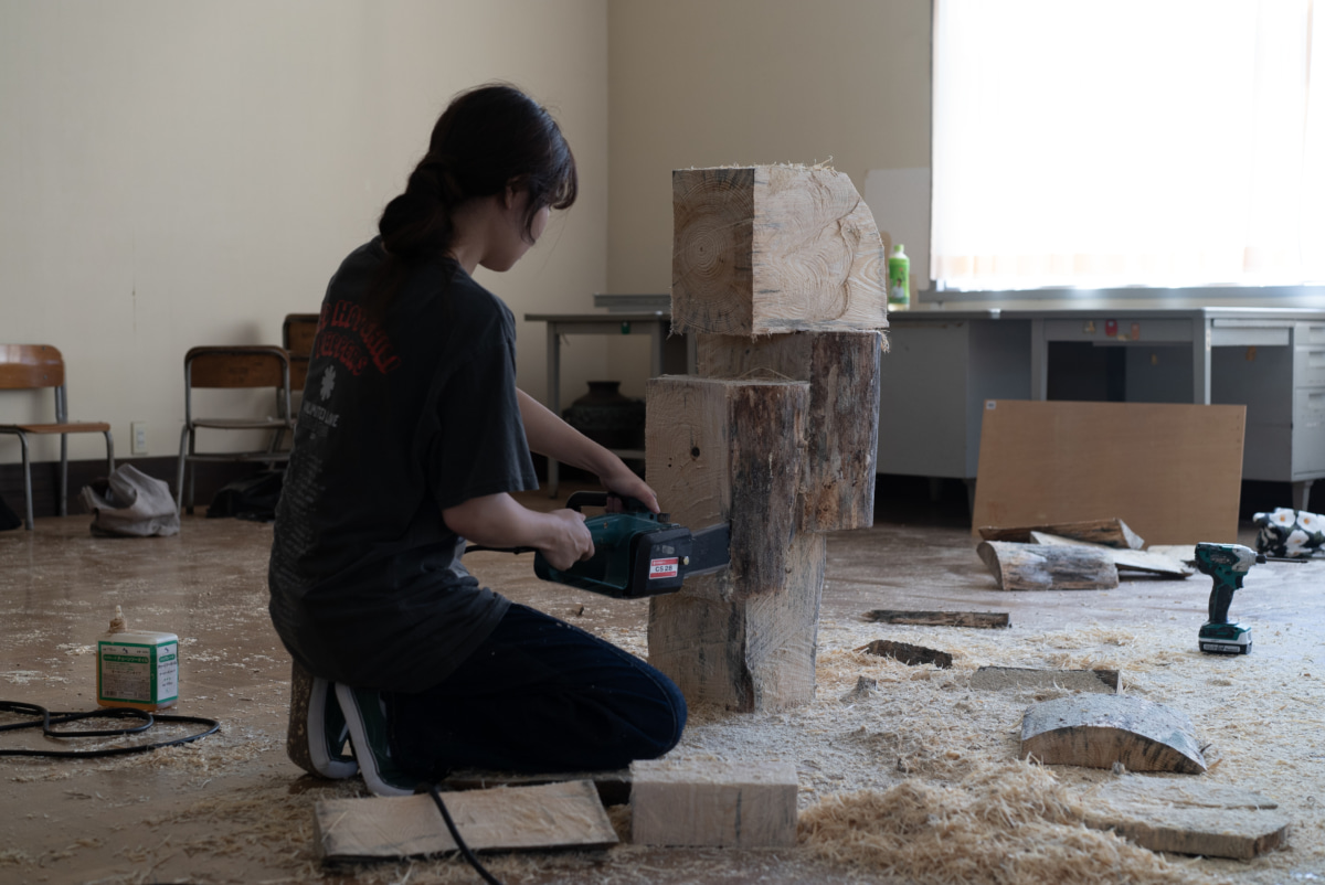 木の形を整える中澤さん