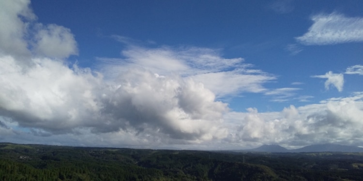 秋めいている阿蘇の広い空