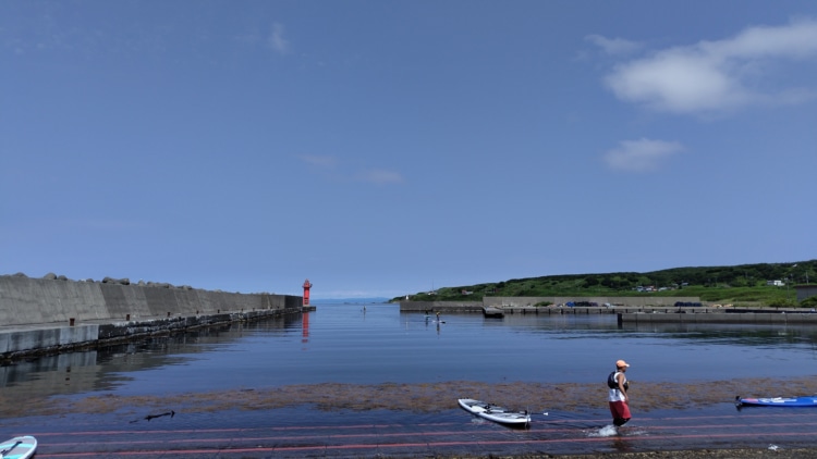 焼尻島の海でSUPをする人