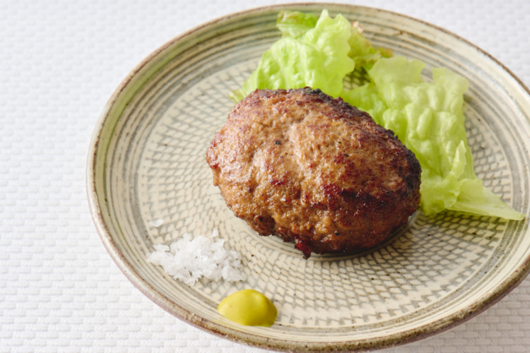 肉汁がとじ込められたハンバーグ。塩とグリーンマスタードで味変も