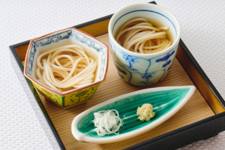 左から椿うどん、がんこ親爺のこだわりうどん